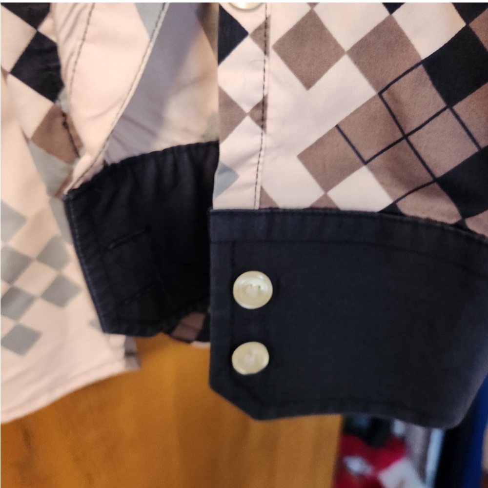 This is a 1970s-style button-down shirt featuring geometric optical art pattern. - Picture 3 of 6